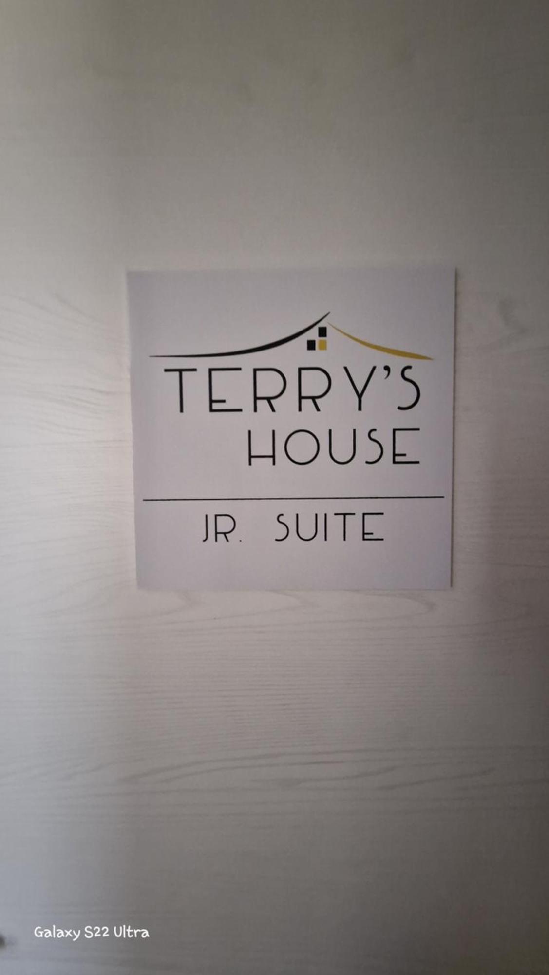 Terry'S House Hotel Нуоро Екстериор снимка