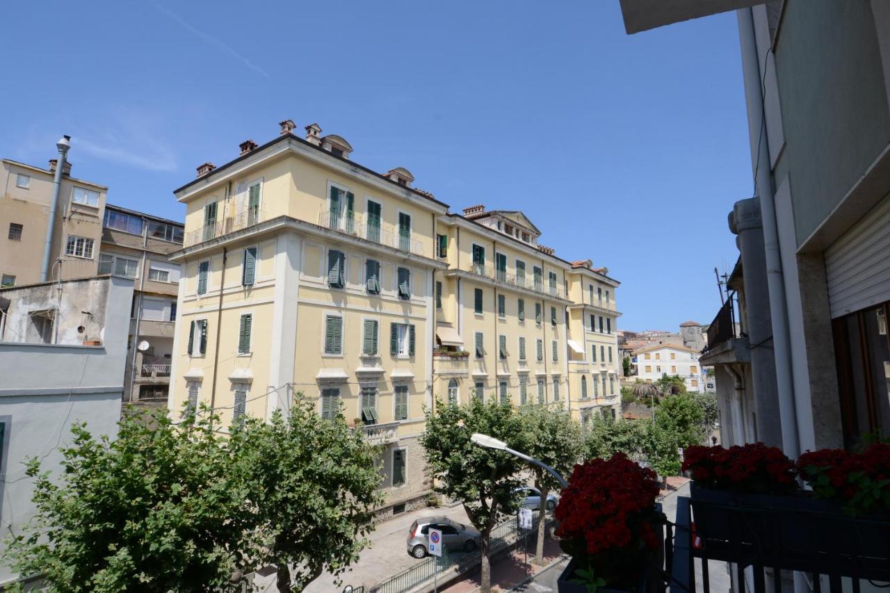 Terry'S House Hotel Нуоро Екстериор снимка
