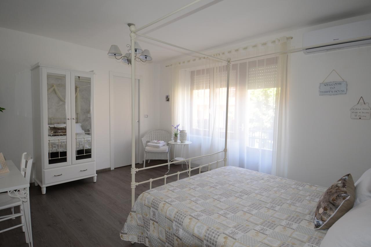 Terry'S House Hotel Нуоро Екстериор снимка